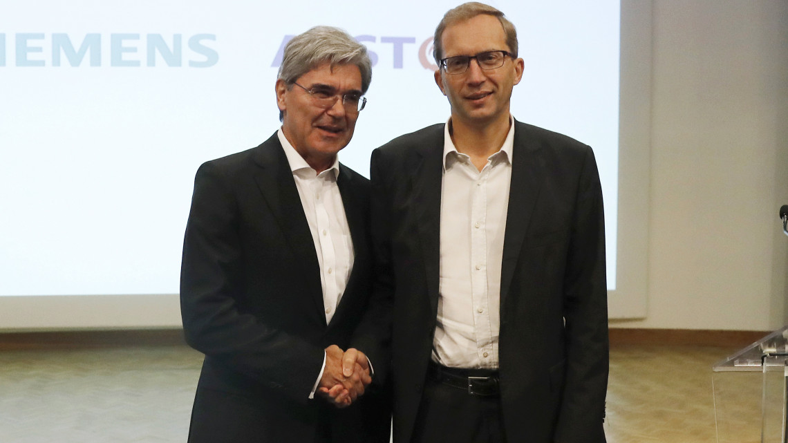 Párizs, 2017. szeptember 27.Joe Kaeser, a Siemens elnök-vezérigazgatója és Henri Poupart-Lafarge, az Alstom vezérigazgatója (j) egy párizsi sajtóértekezleten 2017. szeptember 27-én. A német és a francia vállalatcsoport Siemens Alstom néven egyesíti vasútgépészeti üzletágát. (MTI/EPA/Etienne Laurent)