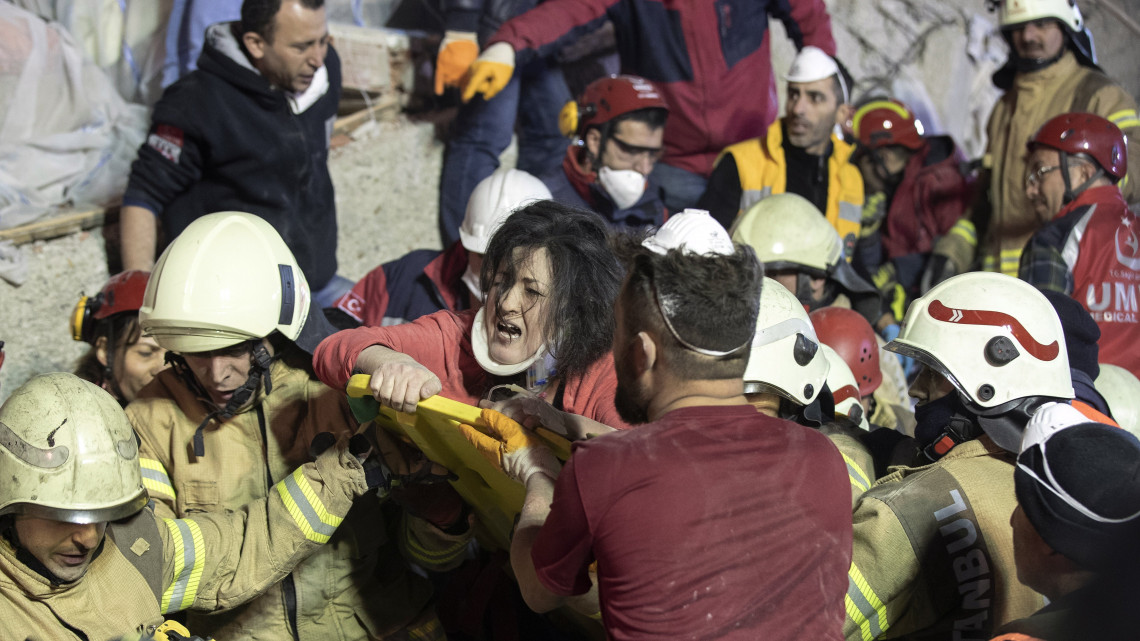 A romok alól kiemelt túlélőt visznek mentők Isztambulban 2019. február 6-án, miután összedőlt egy többemeletes ház a török nagyvárosban. Legalább egy ember életét vesztette, többen a romok alatt rekedtek.