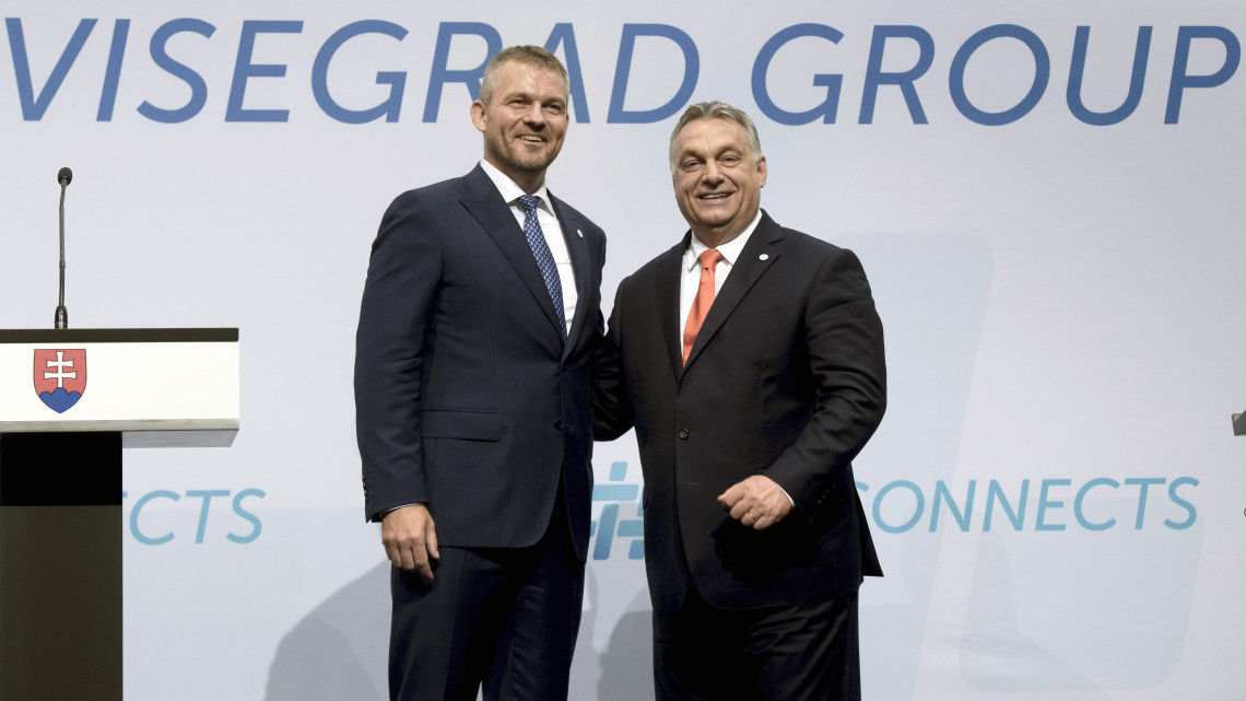 Peter Pellegrini szlovák (b) és Orbán Viktor magyar miniszterelnök a visegrádi négyek sajtótájékoztatóján a Várkert Bazárban 2018. június 21-én. Magyarország átadta a visegrádi együttműködés elnökségét Szlovákiának, amely július 1-jétől egy évig vezeti a csoportot.