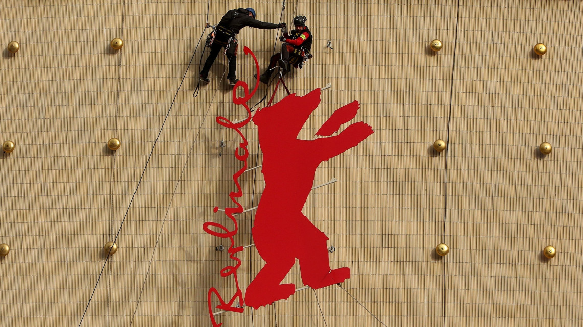 Berlinale feliratú medvefigurát akasztanak ki munkások a berlini Zoo Palast mozi falára 2019. február 6-án, egy nappal a 69. Berlini Nemzetközi Filmfesztivál előtt.
