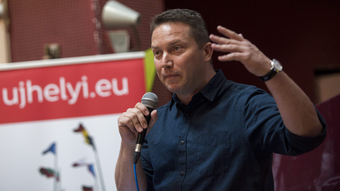 Ujhelyi István szocialista európai parlamenti képviselő felszólal a Táncsics Alapítvány Hazaváró, Haza-váró című, az ifjúsági munkanélküliség és a kivándorlás hatásairól rendezett konferenciáján a budapesti Fogasházban 2015. július 3-án.