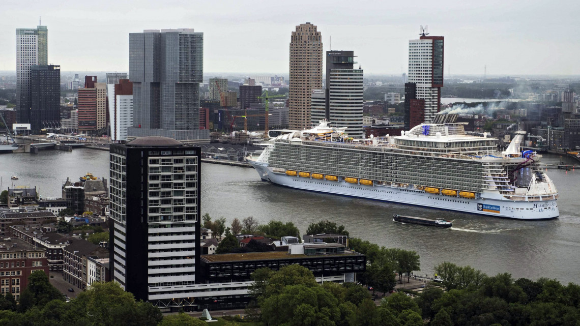 Rotterdam, 2016. május 24.A Harmony of the Seas, a világ legnagyobb óceánjáró kirándulóhajója érkezik Rotterdam kikötőjébe 2016. május 24-én. A 362 méter hosszú és 66 méter széles, a 2100 főnyi személyzet mellett 6360 utas befogadására képes hajó a Royal Caribbean Cruises amerikai társaság számára épült 10 millió munkaórányi munkával, kereken egymilliárd euróért (kb. 315 milliárd forint). A 120 ezer tonnás, 16 emelet magas kolosszuson 66 ezer négyzetmétert foglalnak el az éttermek és a szabadidő-létesítmények, köztük a világ legnagyobb, hajón működő vízi csúszdája. (MTI/EPA/Lex van Lieshout)