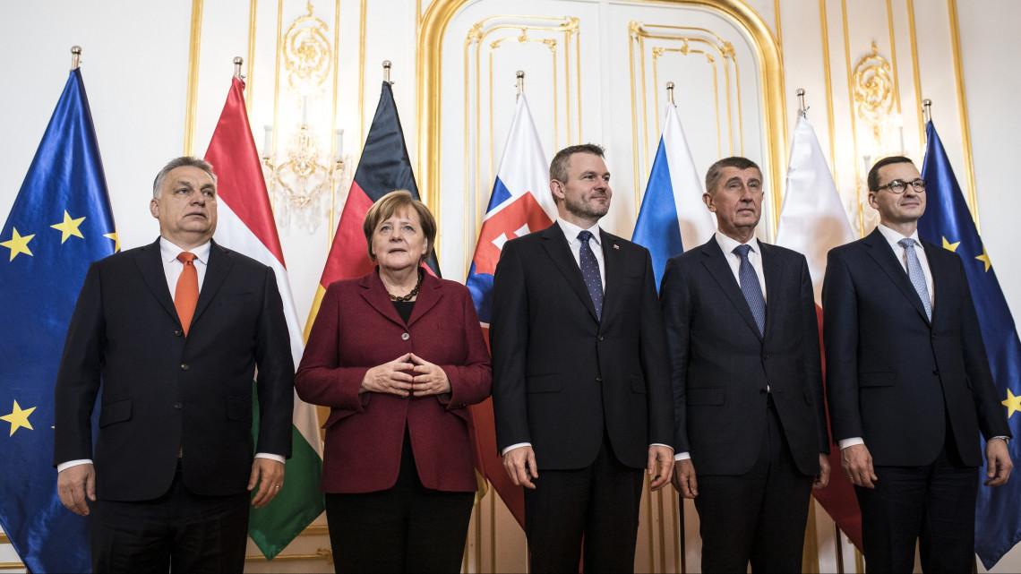 A Miniszterelnöki Sajtóiroda által közreadott képen Orbán Viktor miniszterelnök, Angela Merkel német kancellár, valamint Peter Pellegrini szlovák, Andrej Babis cseh és Mateusz Morawiecki lengyel miniszterelnök (b-j) a visegrádi országok és Németország csúcstalálkozóján Pozsonyban 2019. február 7-én.