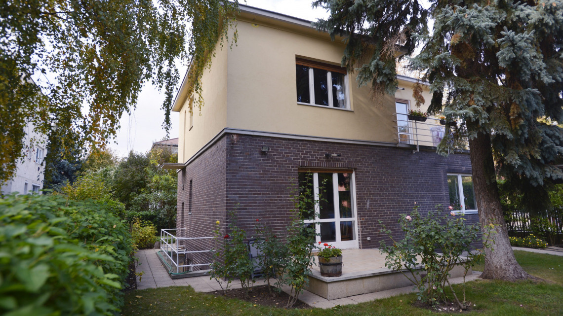 A Münnich Aladár által tervezett lakóház a Bauhaus stílusban épült Napraforgó utcai kísérleti lakótelepen 2013. október 15-én. 1931-ben a Fővárosi Közmunkák Tanácsának pályázata alapján összesen tizenkilenc ház épült fel a kor neves építészeinek tervei alapján a pasaréti mintatelepen.