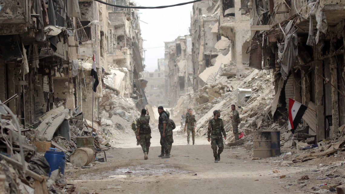Jarmúk menekülttábor, 2018. május 22. Szíriai kormánykatonák járőröznek a Damaszkusztól délre fekvő Jarmúk palesztin menekülttábor közelében 2018. május 22-én, miután az előző napon a szíriai hadsereg kiszorította az Iszlám Állam (IÁ) terrorszervezet dzsihadistáit a Damaszkusztól délre fekvő al-Hadzsár el-Aszuád körzetből. A szíriai hadsereg és szövetségesei hetek óta harcoltak az al-Hadzsár el-Aszuád-i terület és a szomszédos Jarmúk palesztin menekülttábor visszafoglalásáért, a főváros melletti utolsó területért, amely még az IÁ kezén volt. (MTI/EPA/Juszef Badaui)