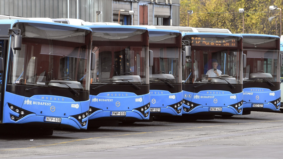 Helyben összeszerelt Modulo buszok sorakoznak a BKV kelenföldi autóbuszgarázsában 2018. október 18-án. 