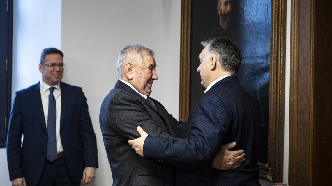 A Miniszterelnöki Sajtóiroda által közreadott képen Orbán Viktor miniszterelnök (j) Cornel Marculsecuval, a FINA ügyvezető igazgatójával tárgyalt 2019. február 8-án délelőtt Budapesten, a Karmelita kolostorban.