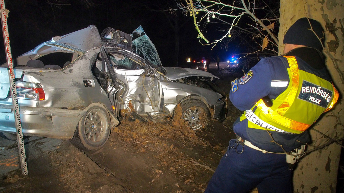Balesetben összetört személygépkocsi az Izsák és Szabadszállás közötti úton 2019. február 8-án. Az autó letért az útról és egy fának ütközött. A balesetben egy ember életét vesztette.