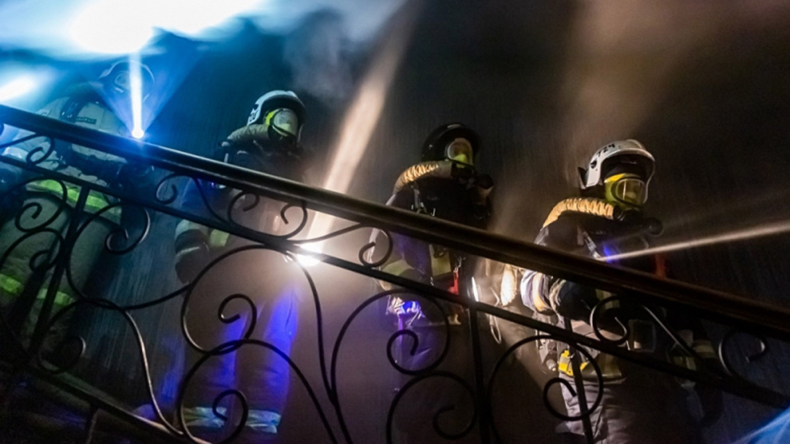 A rendkívüli helyzetek orosz minisztériuma által közreadott kép tűzoltókról egy kigyulladt lakóépület lépcsőházában 2019. február 4-én. A tűzesetben hatan halálukat lelték.