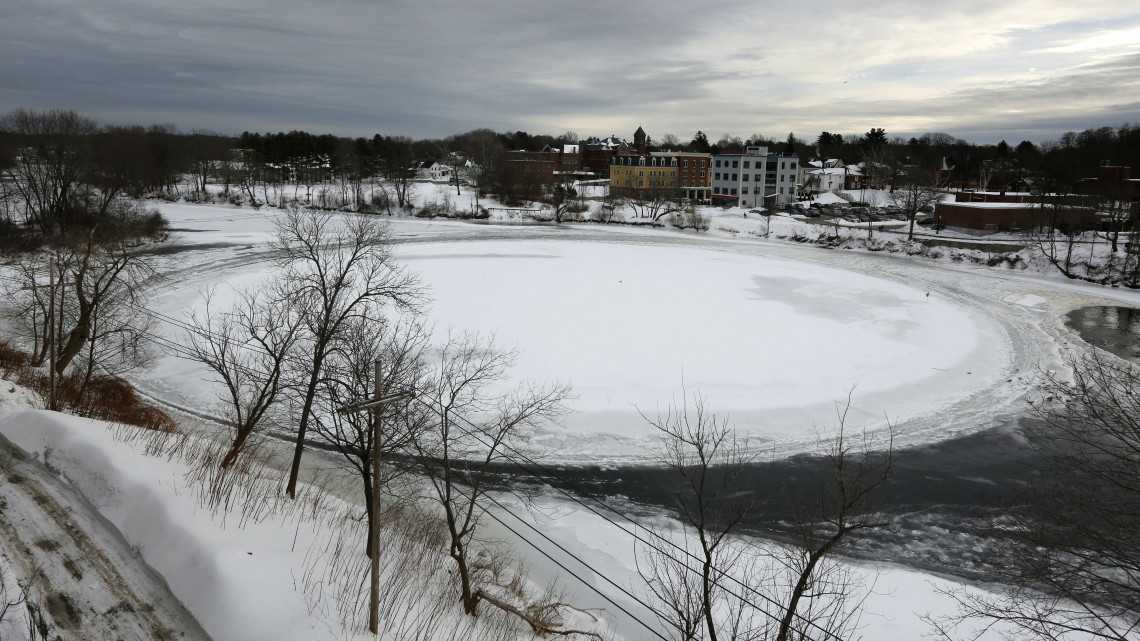 Természetes úton kör alakot felvevő hatalmas jégtábla a Presumpscot folyón, a Maine állambeli Westbrookban 2019. január 23-án. A nemzetközi érdeklődést keltő természeti jelenség webkamerát kapott.