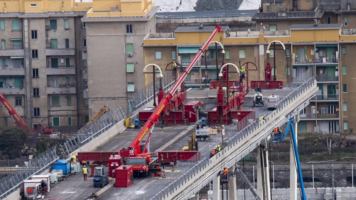 Bontják a részben leomlott genovai Morandi-hidat 2019. február 8-án. A leszakadt felüljáró helyén új híd épül, az építményt a tervek szerint egy év múlva adják át. Az 2018. augusztus 14-én bekövetkezett hídomlásban 43 ember életét vesztette. Az ügyben mintegy húsz ember ellen indult vizsgálat, köztük vannak a hidat üzemeltető olasz autósztráda-társaság vezetői.