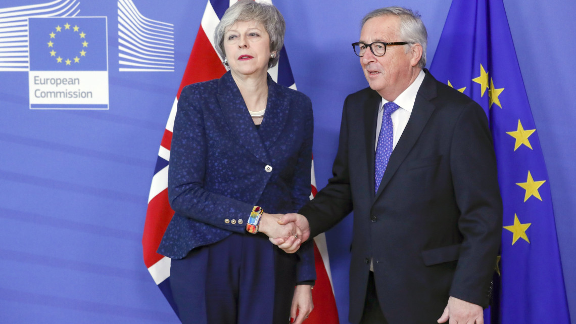 Theresa May brit miniszterelnököt (b) fogadja Jean-Claude Juncker, az Európai Bizottság elnöke a brit európai uniós tagság megszűnésének feltételrendszerét tartalmazó kilépési megállapodásról tartandó tárgyalásuk előtt Brüsszelben 2019. február 7-én. A brit parlament alsóháza január 15-én elutasította a brit EU-tagság megszűnésének (Brexit) feltételrendszeréről az Európai Unióval kötött megállapodást az ír-északír határellenőrzés újbóli bevezetésének kivédését szolgáló tartalékmechanizmus (backstop) miatt.