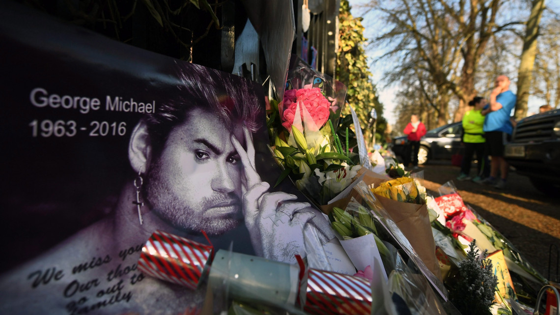 London, 2016. december 27.Virágok George Michael brit zenész portréja mellett az énekes-dalszerző londoni háza előtt 2016. december 27-én. George Michael december 25-én, 53 éves korában hunyt el otthonában. (MTI/EPA/Andy Rain)