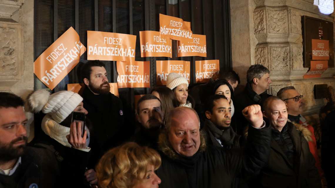 Budapest, 2019. február 10.
Ellenzéki politikusok az Értékelni jöttünk! címmel meghirdetett tüntetése Orbán Viktor évértékelő beszéde után Budapest belvárosában, az Állami Számvevőszék székházánál 2019. február 10-én.
MTI/Mohai Balázs