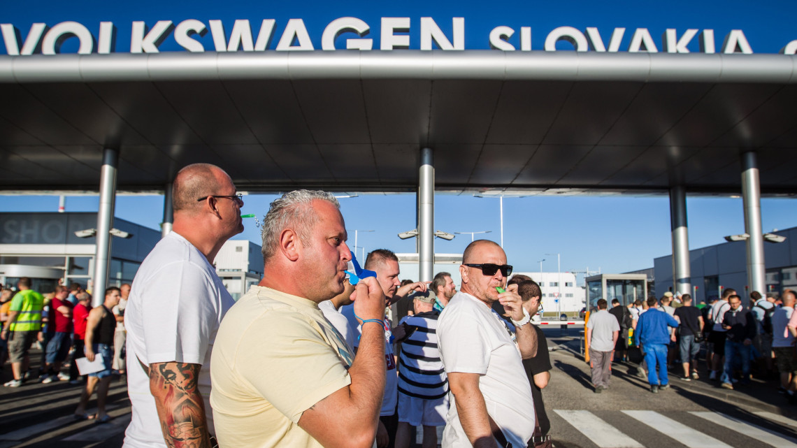Pozsony, 2017. június 20.A Volkswagen szlovákiai leányvállalatának dolgozói a pozsonyi gyár előtt sztrájkjuk első napján, 2017. június 20-án. A német járműgyártó alkalmazottai a bérköveteléseik megtagadása miatt szüntették be a munkát. (MTI/EPA/Jakub Gavlak)
