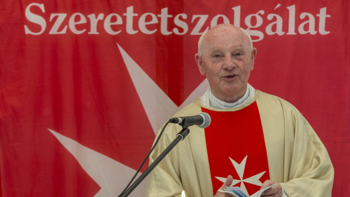 Kozma Imre atya, a Magyar Máltai Szeretetszolgálat elnöke szentmisét celebrál a szeretetszolgálat dél-alföldi régiójában működő Hajléktalan Egészségügyi Centrum ünnepélyes átadásán Szegeden 2018. július 17-én.
