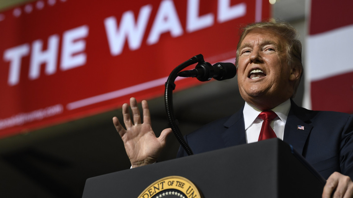 Donald Trump amerikai elnök az Egyesült Államokba igyekvő közép-amerikai illegális bevándorlók távoltartásának érdekében az amerikai-mexikói határra tervezett védőfal megépítése mellett kampányol a texasi El Pasóban 2019. február 11-én.