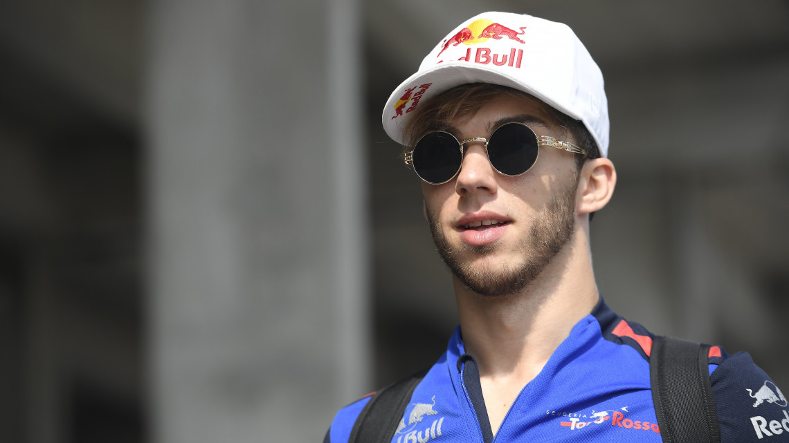 Pierre Gasly, a Toro Rosso francia versenyzője érkezik a Forma-1-es Magyar Nagydíj harmadik szabadedzésére a mogyoródi Hungaroringen 2018. július 28-án.