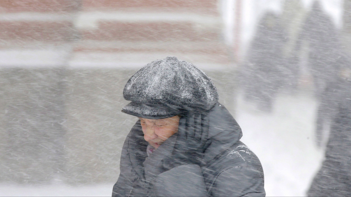 Moszkva, 2014. december 25.Erős hóesésben megy egy járókelő a moszkvai Vörös téren 2014. december 25-én. A nagy havazás miatt több mint száz járatot töröltek az orosz főváros három nemzetközi repülőterén. (MTI/EPA/Makszim Sipenkov)