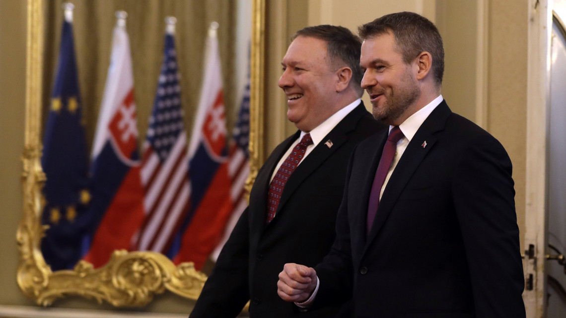 A hivatalos látogatáson Szlovákiában tartózkodó Mike Pompeo amerikai külügyminisztert (b) fogadja Peter Pellegrini szlovák miniszterelnök Pozsonyban 2019. február 12-én.