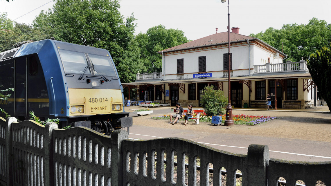 Egy Traxx villanymozdony vontatta gyorsvonat érkezik Balatonföldvár vasúti megállóhelyre 2015. június 16-án. A napokban adták át a Lepsény és Szántód-Kőröshegy közötti korszerűsített vasúti vonalszakaszt.