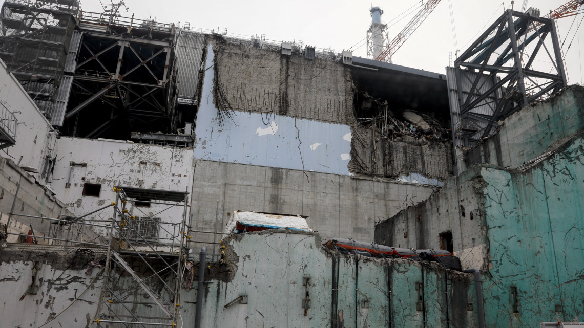 Futaba, 2017. november 21.A Tokyo Electric Power Co. (TEPCO) japán áramszolgáltató fukusimai atomerőművének megsérült 3-as reaktorblokkja, amikor a cég szakemberi végeznek rutinellenőrzést az erőműben, a Fukusima prefektúrabeli Futabában 2017. november 20-án. A 2011-es földrengést követően szigorítottak a biztonsági előírásokon, amikor a földmozgás előidézte áramszünet következtében a Fukusima-1-es atomerőmű hat reaktorblokkja közül háromban felrobbant a hűtési folyamatban használt hidrogén. (MTI/EPA/Majama Kimimasza)