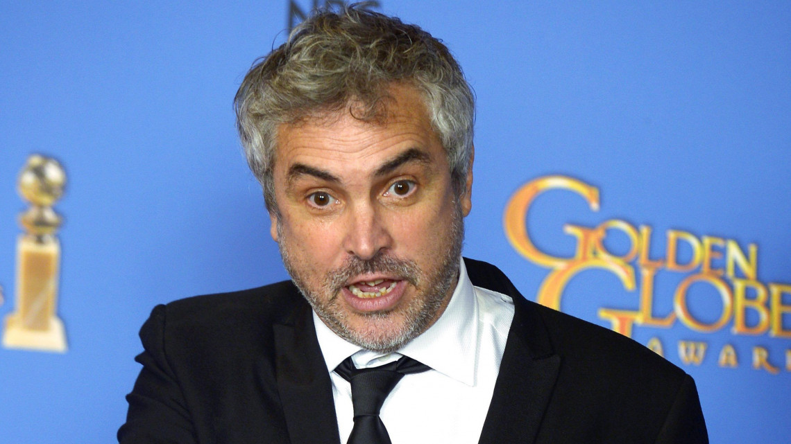 Los Angeles, 2014. január 12.A mexikói Alfonso Cuarón a legjobb rendezőnek járó díjjal a 71. alkalommal odaítélt Arany Glóbusz-díjak (Golden Globe) átadási ünnepségén Los Angelesben 2014. január 12-én. Cuarón a Gravitáció (Gravity) című filmjéért részesült az elismerésben. (MTI/EPA/Paul Buck)