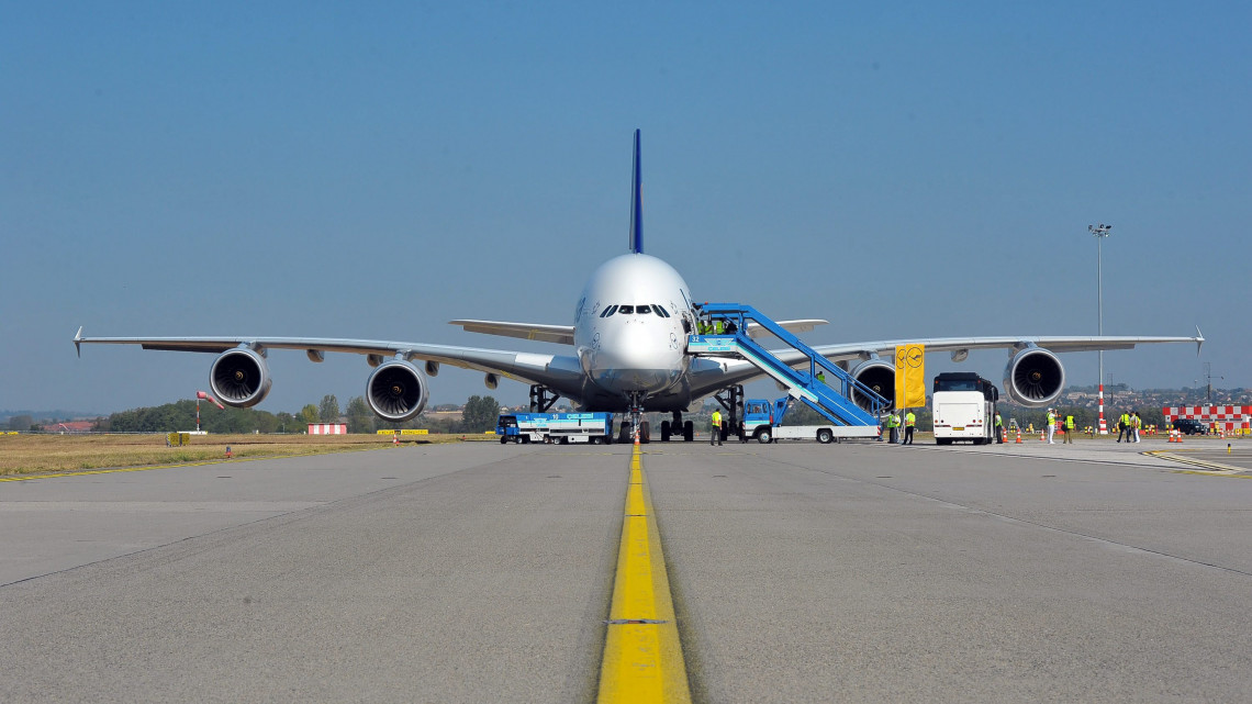 A világ legnagyobb utasszállító gépe áll a betonon, Budapesten. Az Airbus A380-ast a német Lufthansa hozta a Budapest Liszt Ferenc Nemzetközi Repülőtérre.