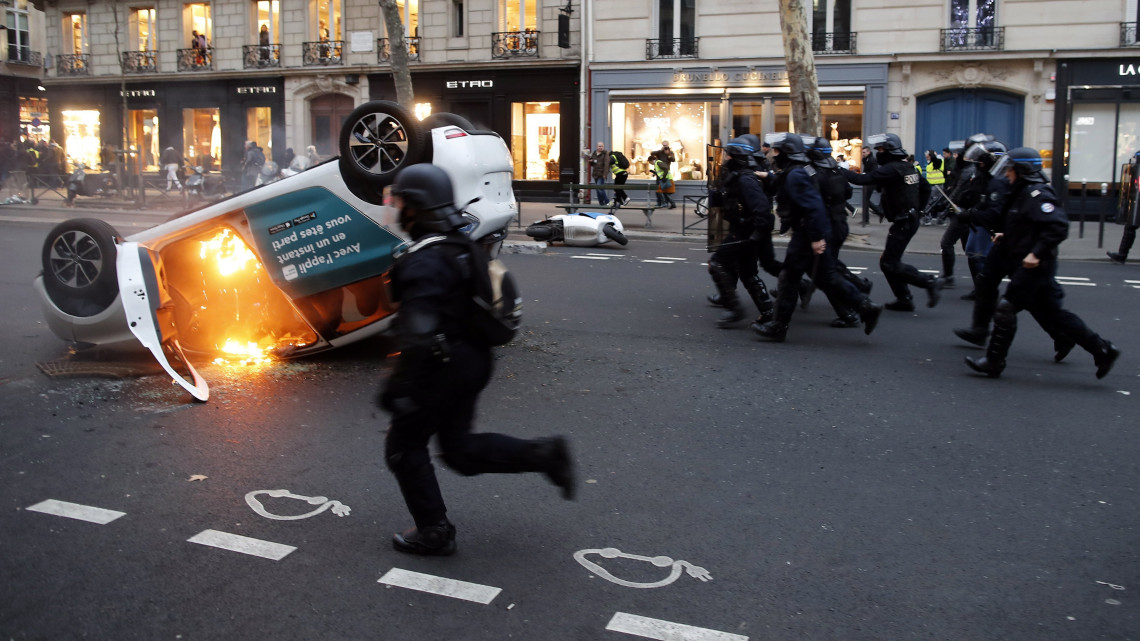 Franciaországban csúcsot döntött a rendőri erőszak miatti vizsgálatok száma