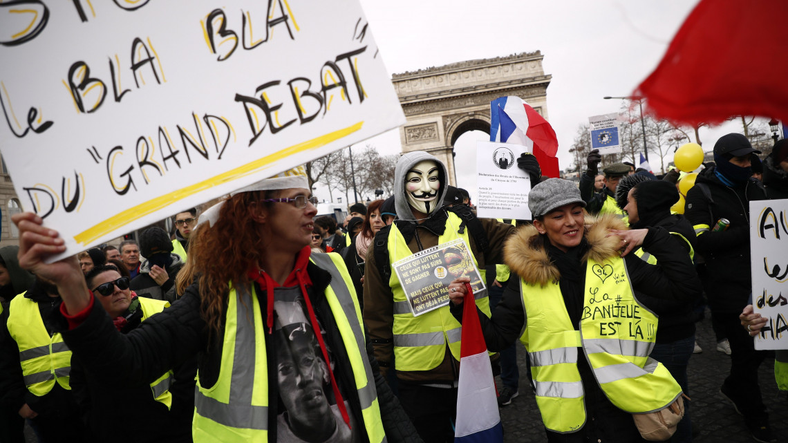 Sárgamellényes tiltakozók a francia kormány szociális és adópolitikáját ellenző tüntetésen Párizsban 2019. január 26-án. Az általános társadalmi elégedetlenséget megtestesítő sárgamellényesek a tizenegyedik egymást követő hétvégén vonultak utcára. A mozgalom nyomására Emmanuel Macron államfő országos vitát indított a legégetőbb társadalmi és politikai kérdésekről.