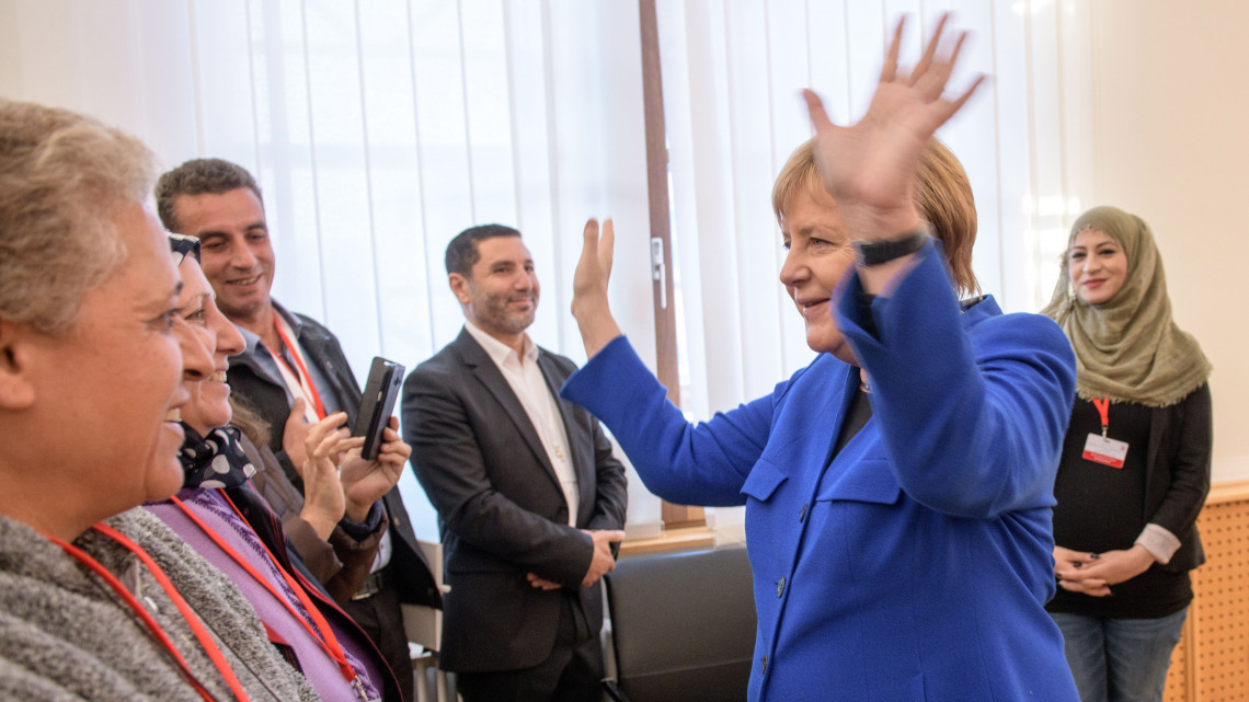 Frankfurt, 2018. október 8.Angela Merkel német kancellár (j) szír bevándorlókat látogat meg, akik a német alkotmányról tanulnak egy frankfurti bíróságon 2018. október 8-án. A menedékstátuszt elnyerő bevándorlókat a német alkotmányos rend megismerésére ösztönzik, hogy előmozdítsák beilleszkedésüket. (MTI/EPA/Getty Images pool/Thomas Lohnes)