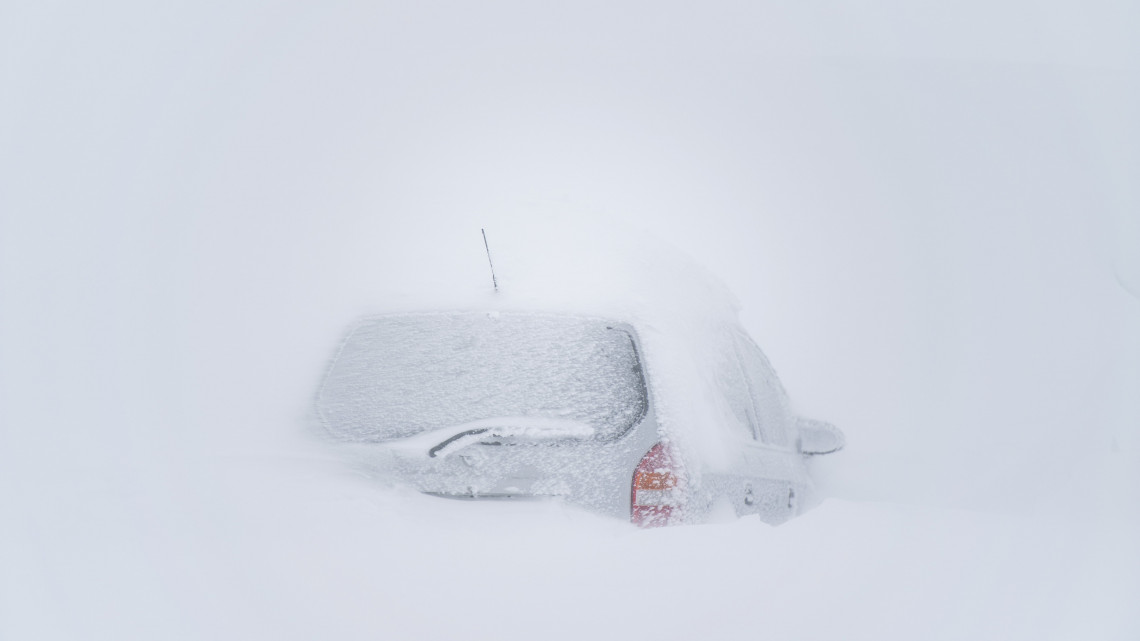 Behavazott autó áll a parkolóban egy hóviharban az ausztriai St. Christoph am Arlbergben 2019. január 9-én. Ausztria több tartományában nagy a lavinaveszély az utóbbi napokban lehullott, jelentős mennyiségű hó miatt.