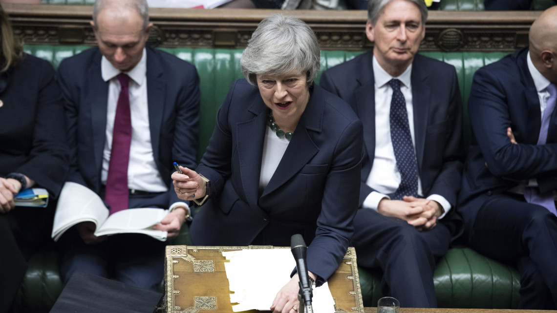 Theresa May brit miniszterelnök a képviselői kérdések és azonnali miniszterelnöki válaszok alsóházi félórájában a londoni parlamentben 2019. február 13-án. A korményfő leszögezte, hogy változatlan az a brit kormányzati célkitűzés, hogy az Egyesült Királyság március 29-én, szabályozott módon kilép az Európai Unióból.