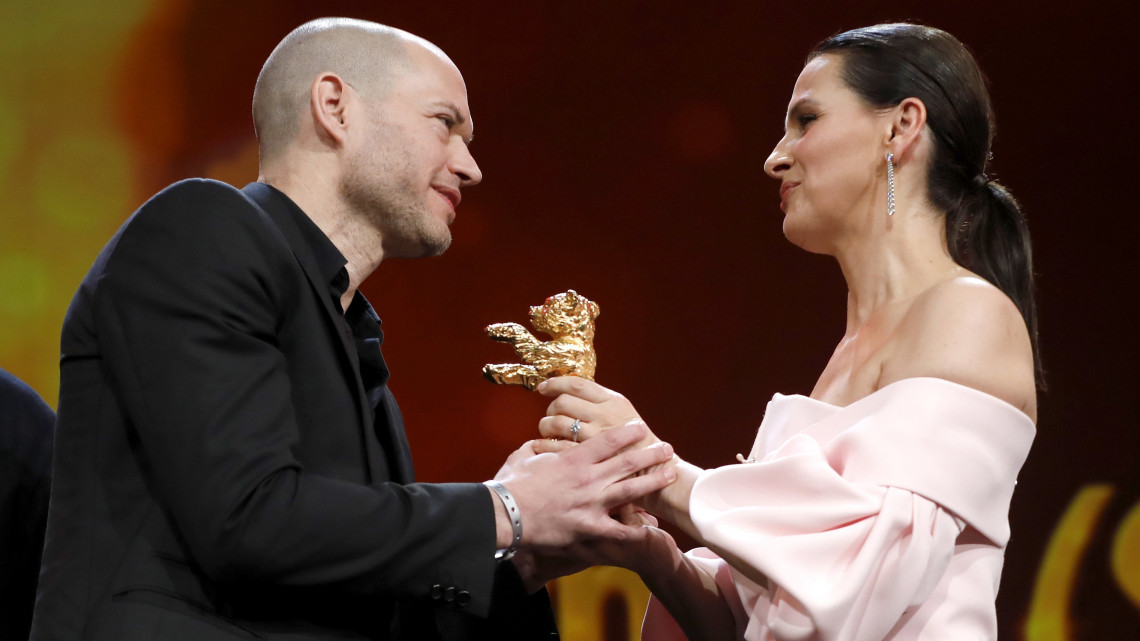Nadav Lapid izraeli rendező átveszi a legjobb filmnek járó Arany Medve-díjat Juliette Binoche zsűrielnöktől a Synonymes című alkotásáért a 69. Berlini Nemzetközi Filmfesztivál záróünnepélyén 2019. február 16-án.