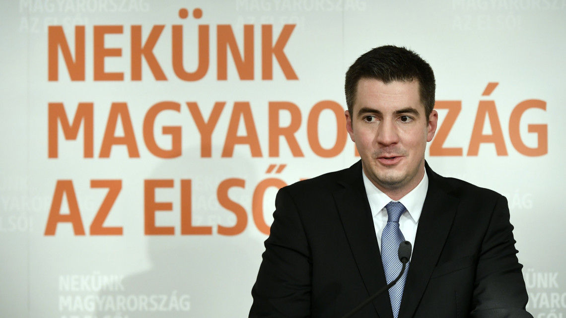 Kocsis Máté, a Fidesz frakcióvezetője beszél a Harrach Péterrel, a KDNP frakcióvezetőjével közösen tartott sajtótájékoztatón a Fidesz-KDNP frakciószövetség háromnapos frakcióülésének második napján Balatonalmádiban 2019. február 14-én.