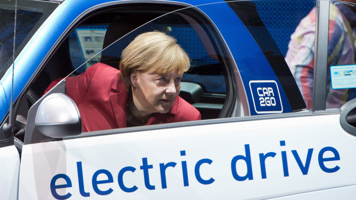 Frankfurt, 2013. szeptember 12.Angela Merkel német kancellár egy Smart elektromos autóban ül a 65. Frankfurti Autószalon nyitónapján, 2013. szeptember 12-én. (MTI/EPA/Boris Rössler)