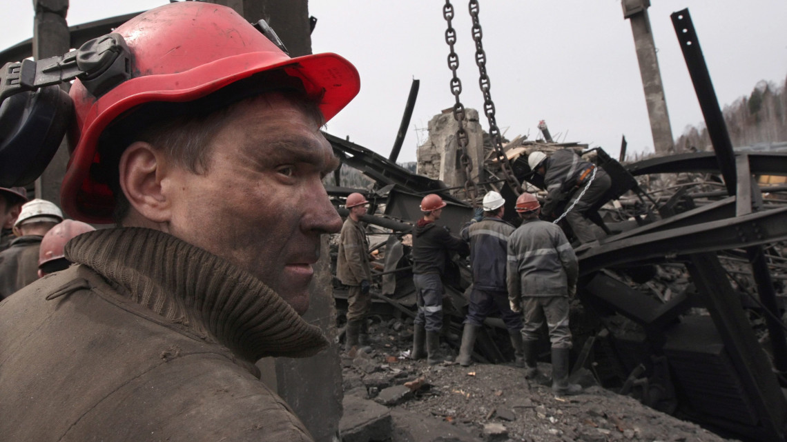 Mezsdurecsenszk, 2010. május 10.A Raszpadszkaja szénbánya felszíni üzemében mentési munkálatok folynak a szibériai Kemerovo megyében 2010. május 10-én, két nappal a bányában történt két metánrobbanás után. A halálos áldozatok száma 32-re nőtt, miután megtalálták a bányamentők közül tizenkilencnek a holttestét. A sérültek száma meghaladja a hetvenet, a mélyben rekedt további 59 ember sorsa ismeretlen. (MTI/EPA/MAXIM SHIPENKOV)