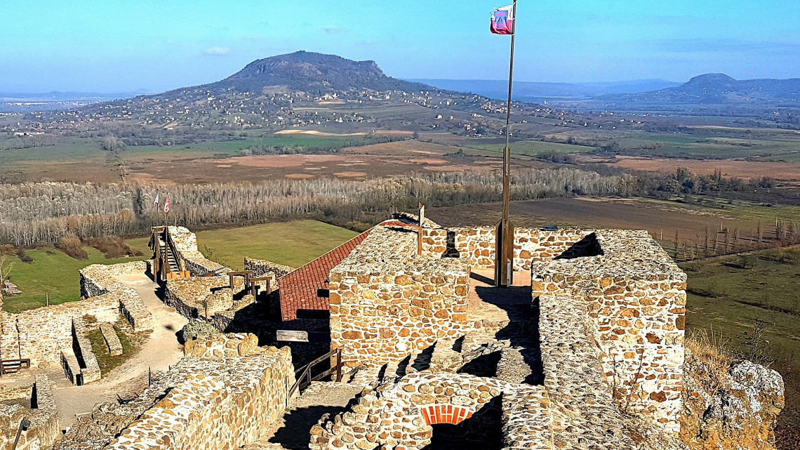A szigligeti vár restaurált maradványainak részlete, távolabb a Szent György-hegy (k), valamint a Csobánc vulkáni kúpja a Tapolcai medencében (jobbra távolabb).