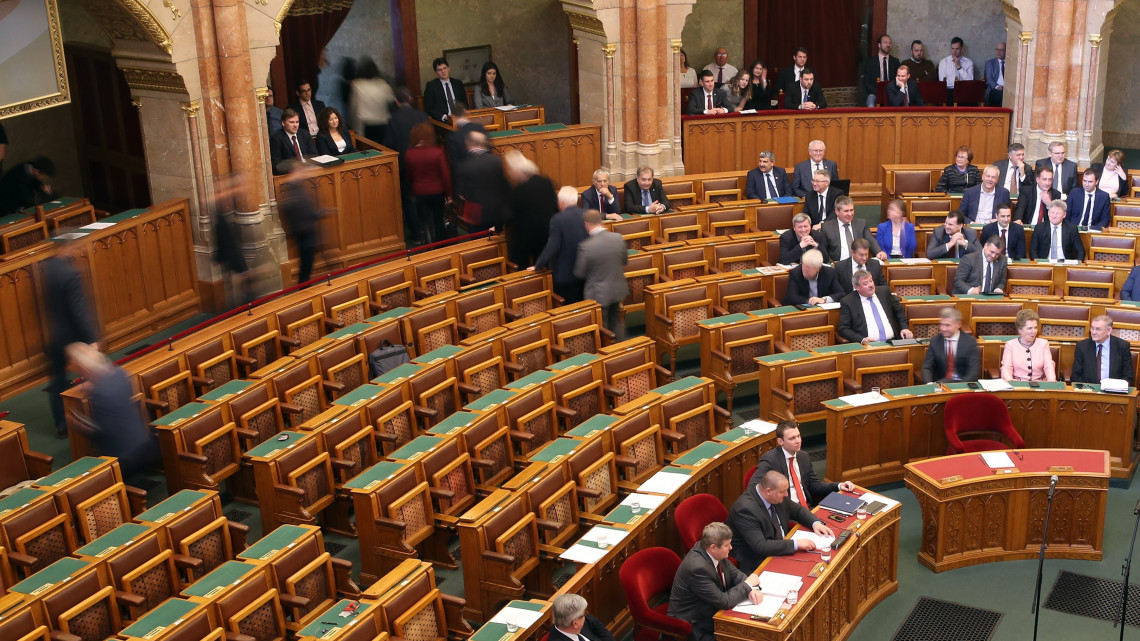 Az ellenzéki képviselők kivonulnak az ülésteremből az Országgyűlés plenáris ülésének kezdetén 2019. február 18-án.