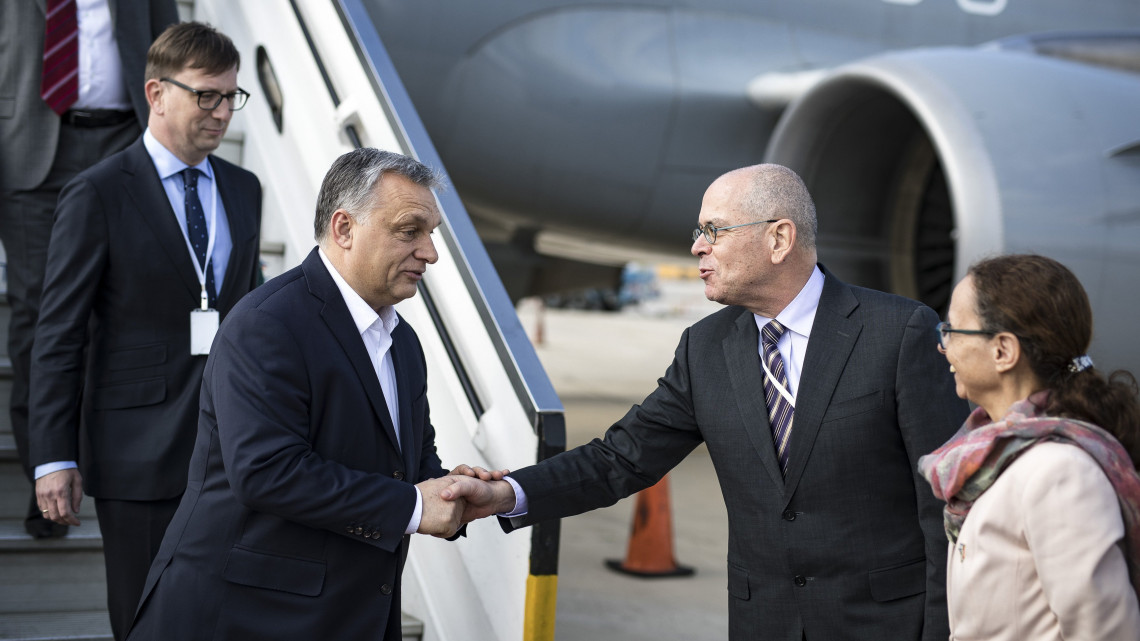 A Miniszterelnöki Sajtóiroda által közreadott képen Orbán Viktor miniszterelnök (b2) megérkezik a tel-avivi repülőtérre, ahol Jószéf Amrani izraeli nagykövet fogadja 2019. február 18-án.