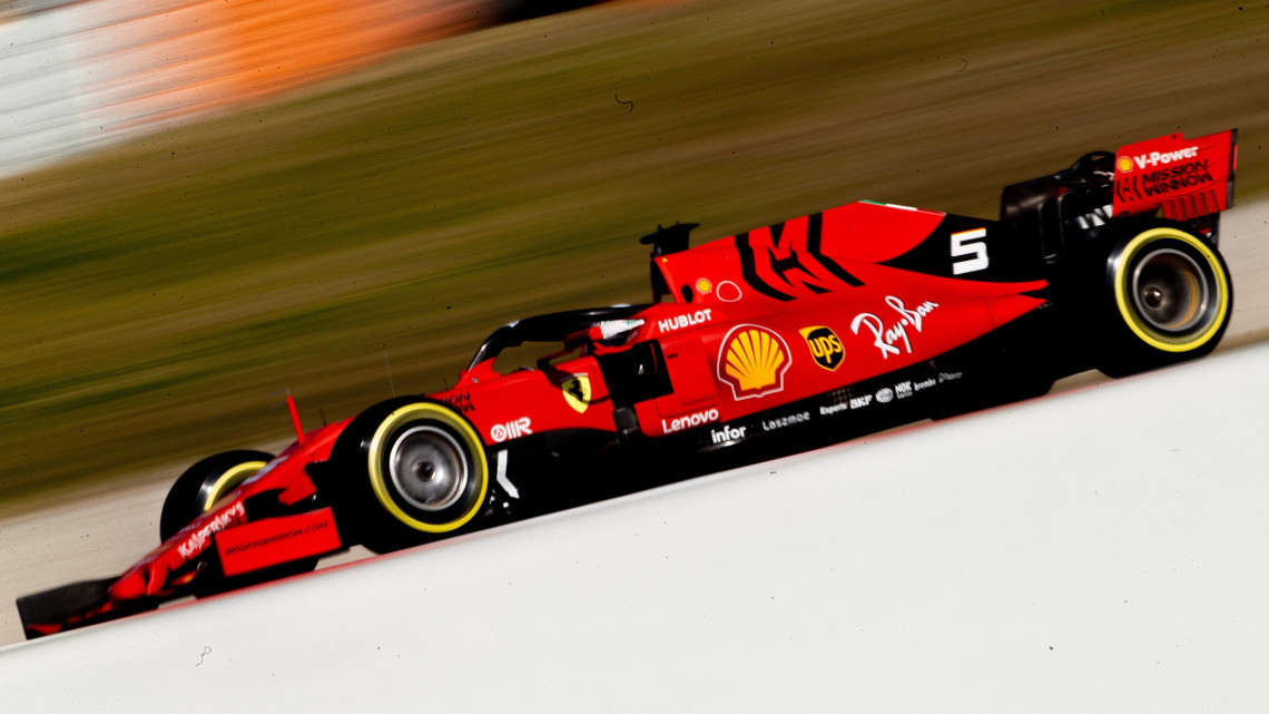 Sebastian Vettel, a Ferrari német versenyzője teszteli versenyautóját a Barcelona melletti montmelói versenypályán 2019. február 18-án. A Forma-1-es autós gyorsasági világbajnokság szezonnyitó nagydíját március 17-én rendezik Melbourne-ben.