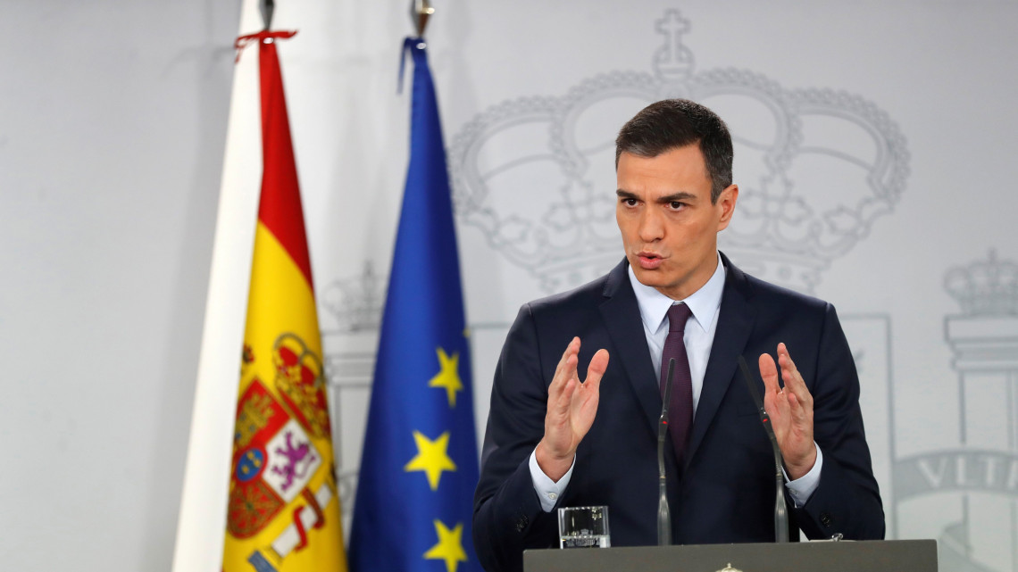 Pedro Sánchez spanyol kormányfő sajtótájékoztatót tart a kabinet rendkívüli ülése után a madridi a kormányfői rezidencián, a Moncloa-palotában 2019. február 15-én. Sánchez bejelentette, hogy előrehozott parlamenti választásokat írat ki április 28-ra, és feloszlatja a parlamentet. A parlamenti ciklus eredetileg 2020 nyarán ért volna véget. A spanyol parlament február 13-án leszavazta a kormány idei költségvetési javaslatát, amire több mint húsz éve nem volt példa az országban.