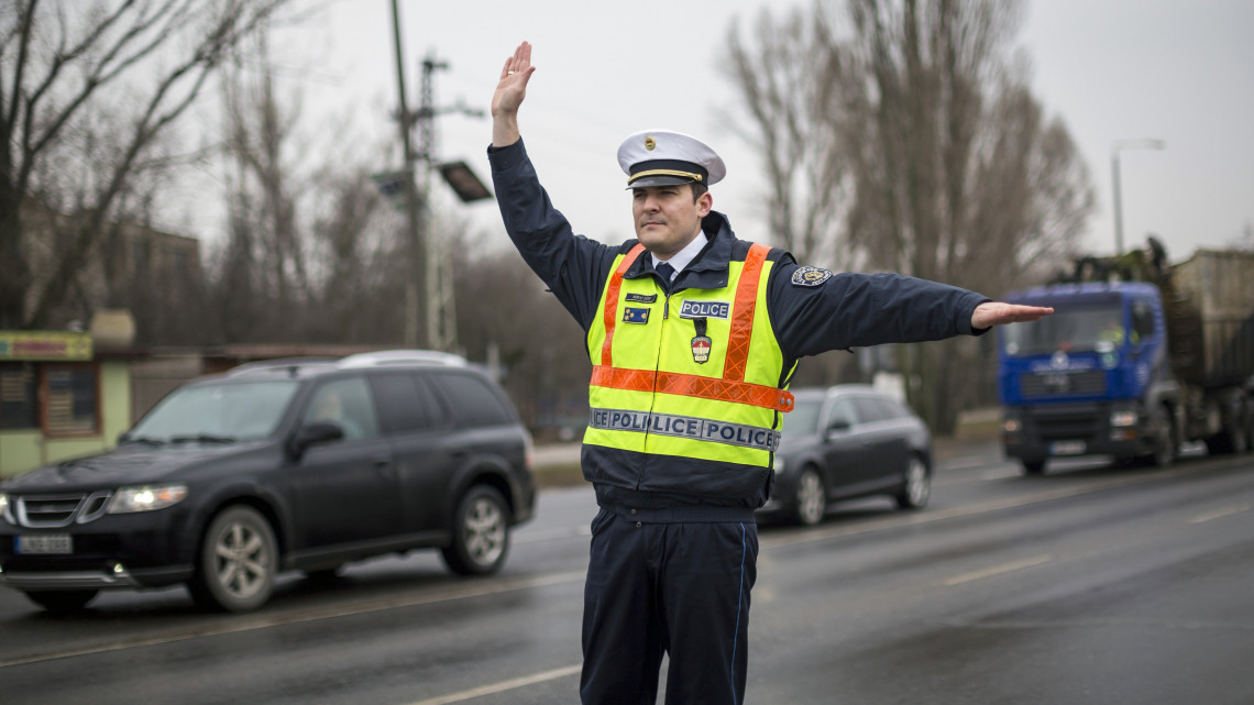 Közúti gépjármű-ellenőrzés Szentendrén 2018. március 8-án. A Pest Megyei Rendőr-főkapitányság Balesetmegelőzési Bizottsága és a Szentendrei Rendőrkapitányság közös szervezésében Nőnapi figyelem elnevezéssel tartott közúti ellenőrzést.