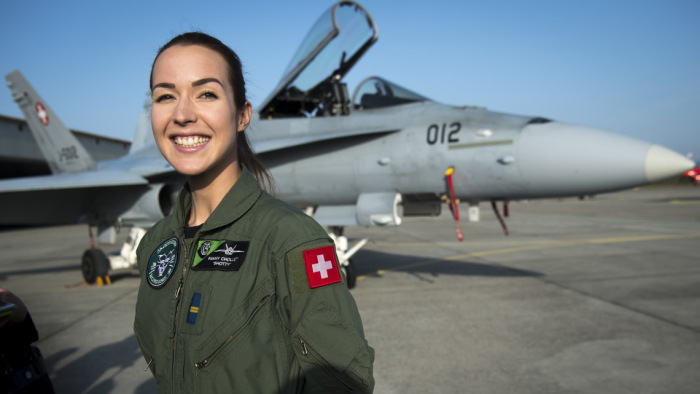 Bombázó a svájci légierő első női vadászpilótája - videó