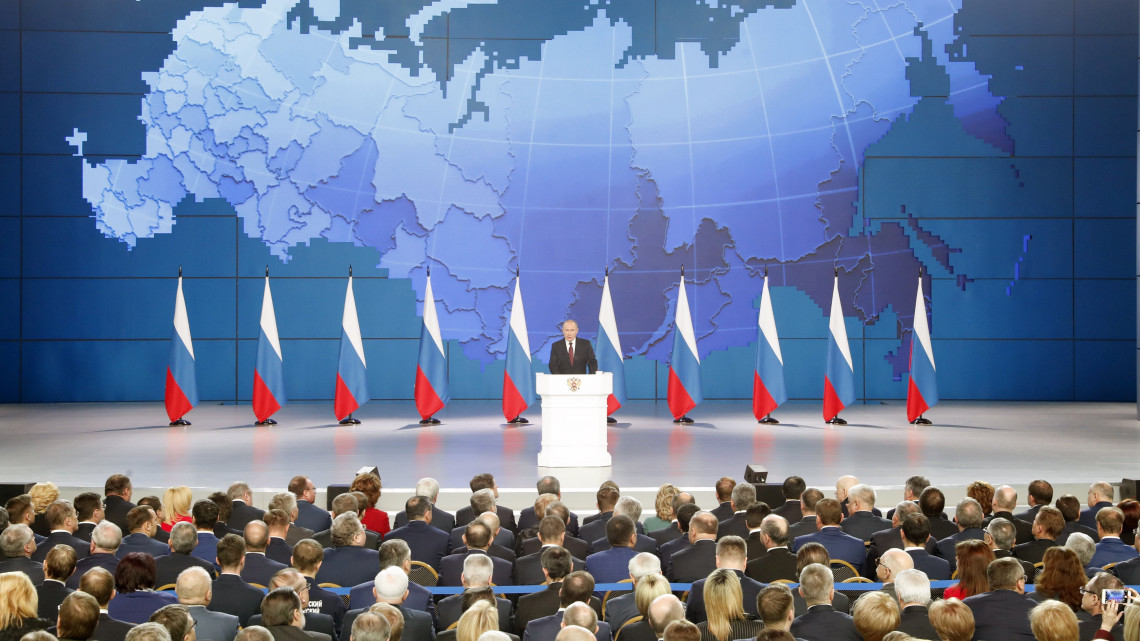 Vlagyimir Putyin orosz elnök beszél az orosz parlament két háza előtt tartott évértékelőjén a moszkvai Gosztiny Dvorban 2019. február 20-án.