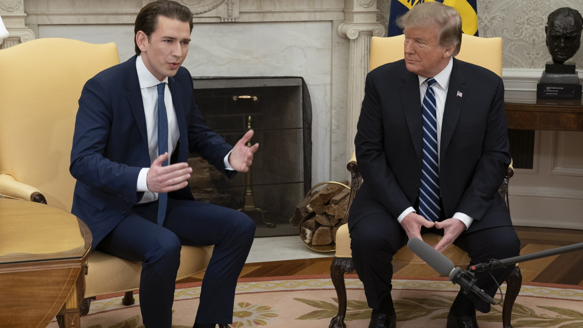 Donald Trump amerikai elnök (j) és Sebastian Kurz osztrák kancellár tárgyal a washingtoni Fehér Ház Ovális irodájában 2019. február 20-án.