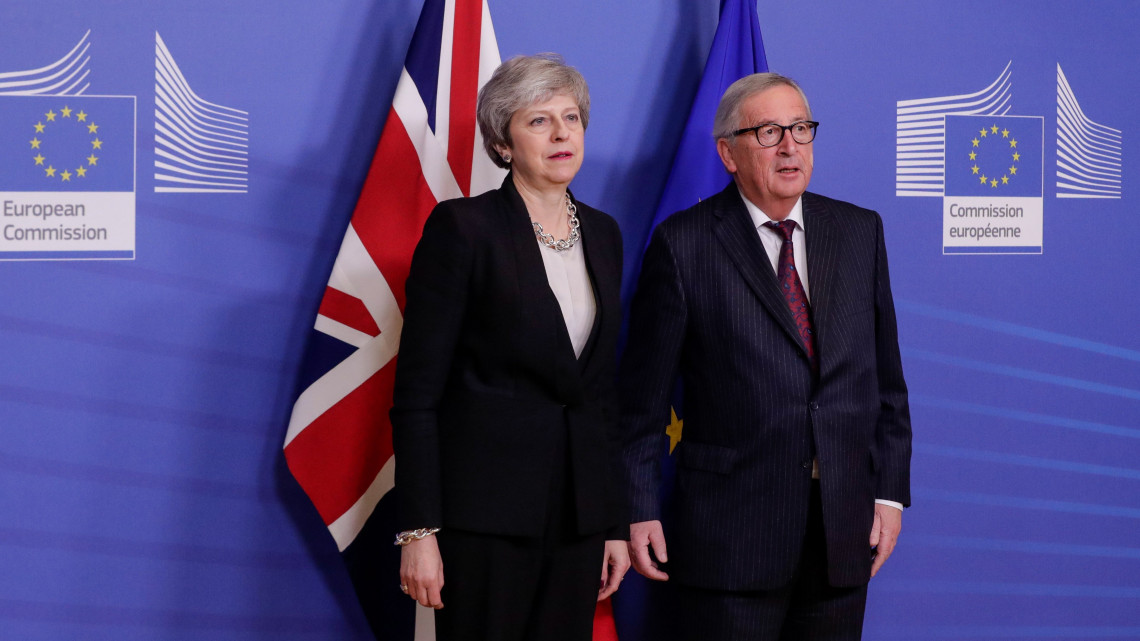 Jean-Claude Juncker, az Európai Bizottság elnöke (j) üdvözli Theresa May brit kormányfőt Brüsszelben 2019. február 20-án. Juncker és May a brit európai uniós tagság megszűnésével (Brexit) kapcsolatos kérdésekről tárgyal majd. A brit EU-tagság a tervek szerint március 29-én szűnik meg.