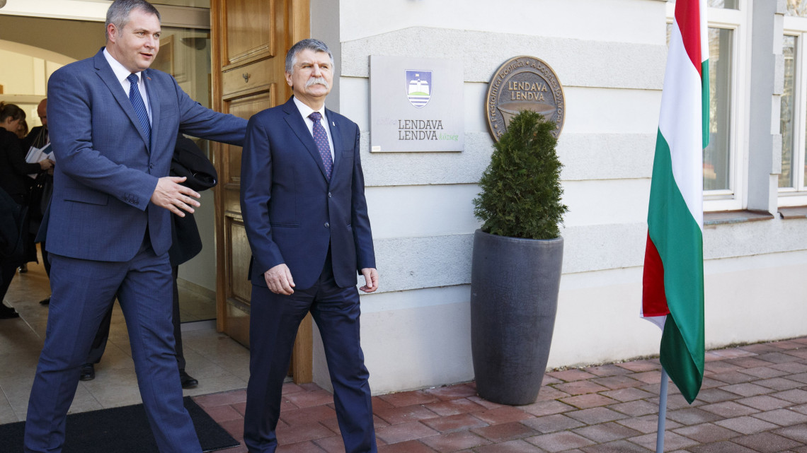 Kövér László, az Országgyűlés elnöke (j) és Dejan Zidan, a szlovén nemzetgyűlés elnöke a lendvai városháza előtt tartott sajtótájékoztatójukra érkezik 2019. február 21-én.