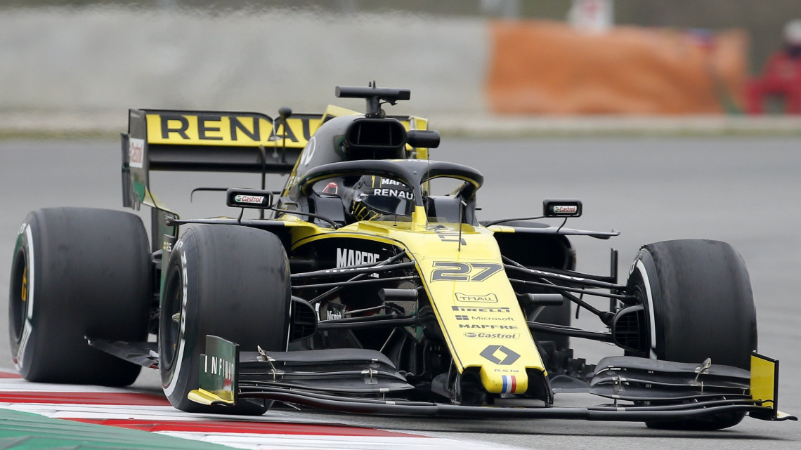 Nico Hülkenberg, a Renault német versenyzője teszteli versenyautóját a montmelói versenypályán 2019. február 20-án. A Forma-1-es autós gyorsasági világbajnokság szezonnyitó nagydíját március 17-én rendezik Melbourne-ben.