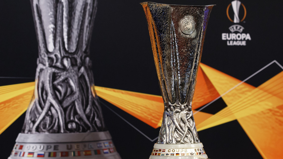 A 2018-2019-es labdarúgó Európa-liga trófeája a tizenhatoddöntőbe került 32 csapat párharcainak sorsolásán az Európai Labdarúgó-szövetség, az UEFA nyoni székházában 2018. december 17-én.